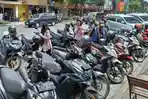 Kendaraan-roda-dua-parkir-di-ruang-Jalan-Basuki-Rahmat-Kota-Malang-Perda-tentang-Parkir.jpg