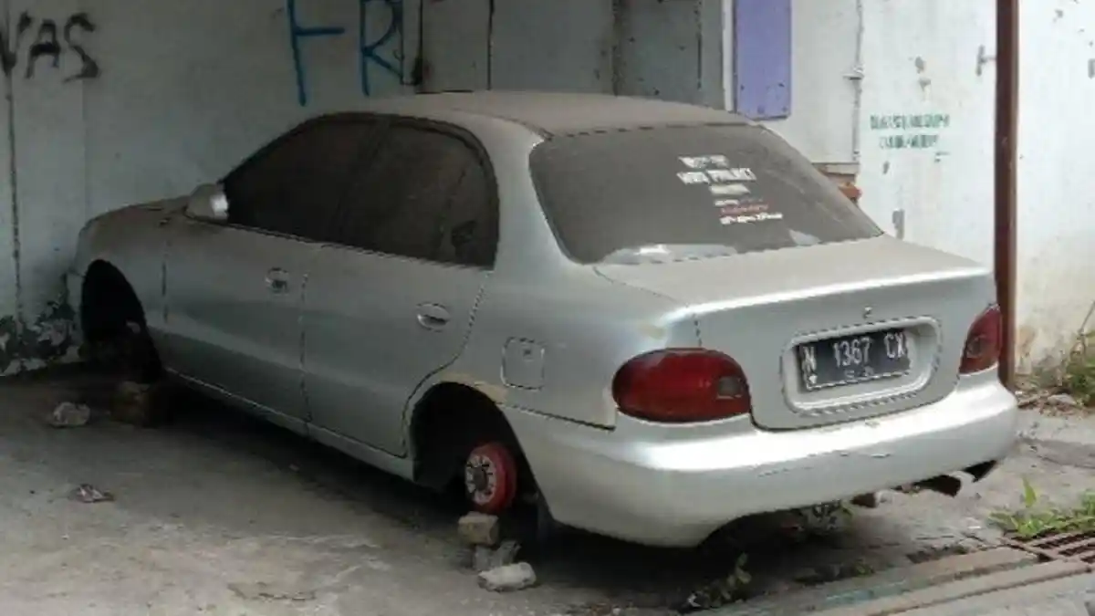 Terparkir di Pinggir Jalan, Pemilik Pasrah 4 Pelek Mobil Sedannya Digondol Maling 
