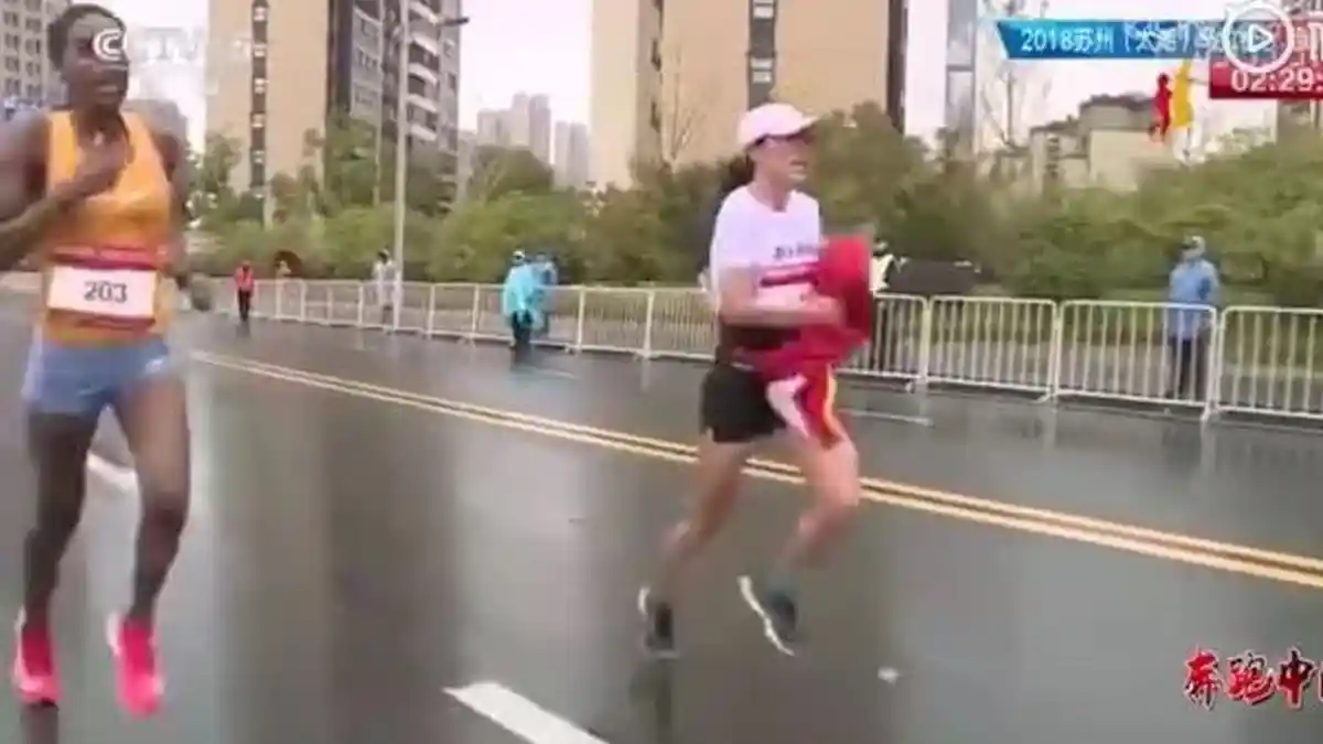 Pelari China Buang Bendera Negaranya di Ajang Suzhou Marathon, Ini Alasannya