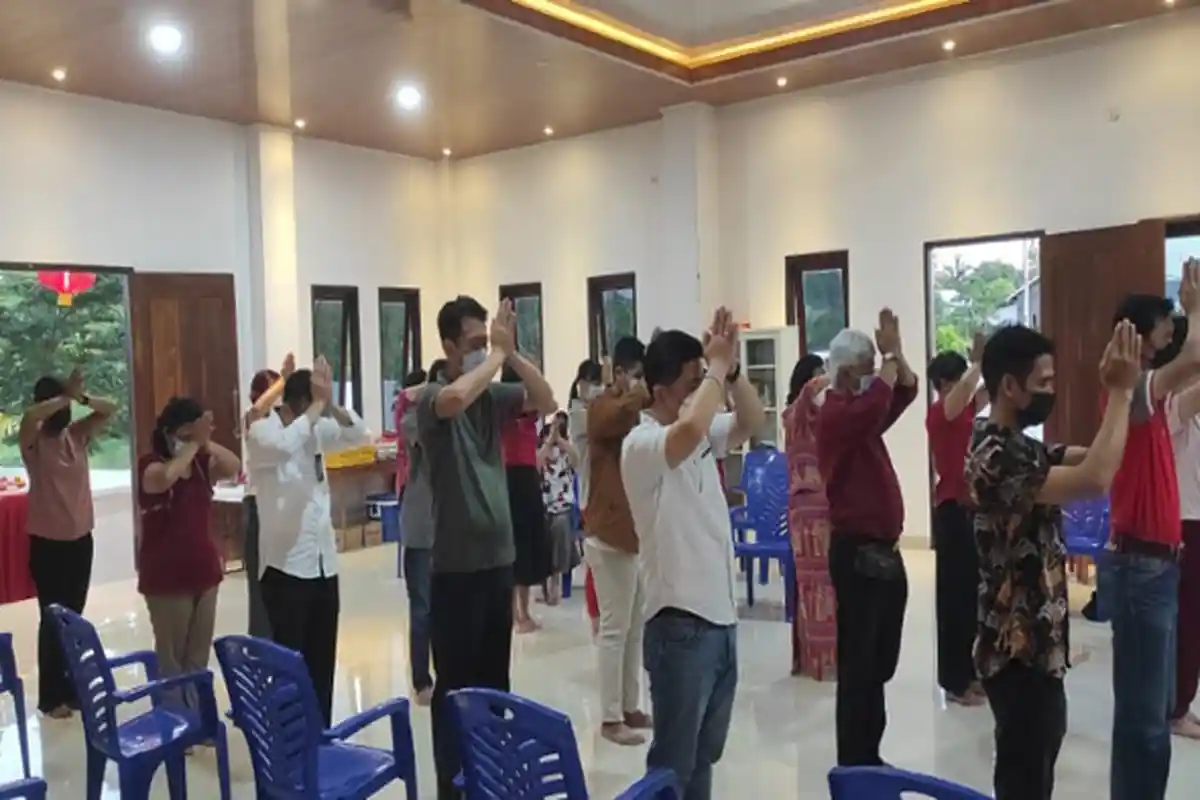 Sembahyang di Vihara Pubbaratana Sikumana, Umat Budha Doakan Pandemi Covid-19 Cepat Berlalu