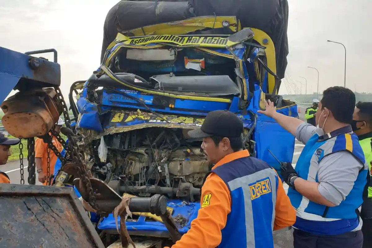 5 Fakta Kecelakaan Maut Truk Muatan Cabai Vs Truk Gandeng di Tol Solo-Ngawi: Satu Tewas