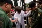Warga Saksikan Hukuman Cambuk Kasus Liwath di Aceh