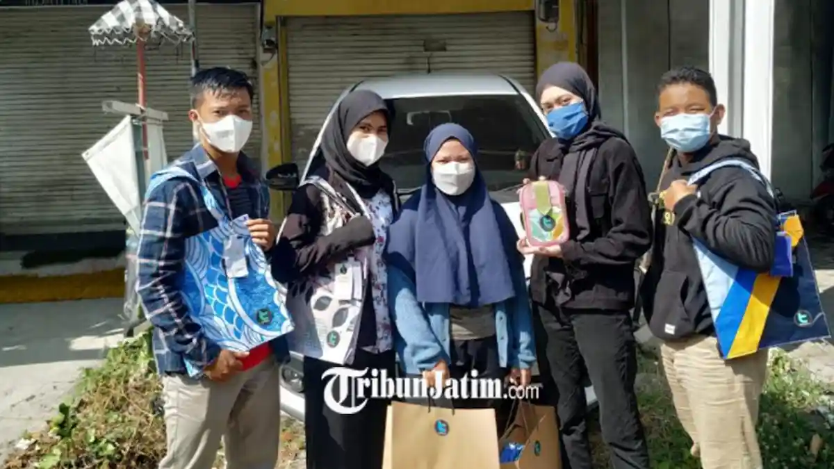 Mahasiswa Unesa Daur Ulang Limbah Spanduk Jadi Tiktokers Bag Multifungsi