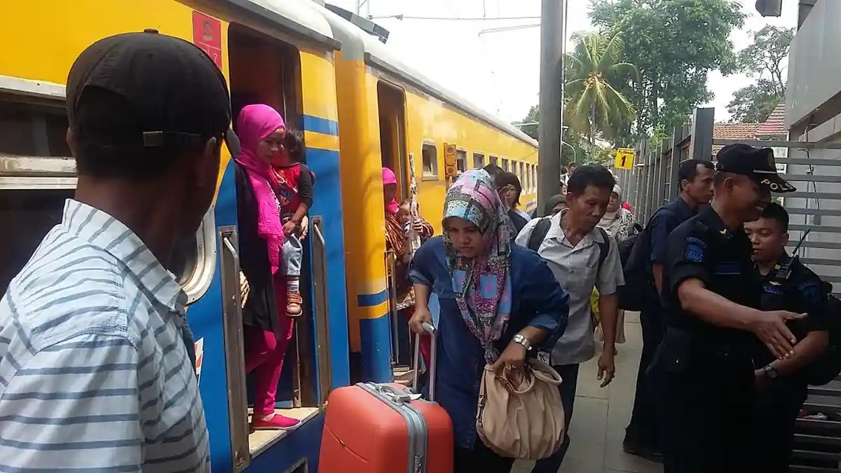 Jalur Longsor Kereta ke Sukabumi Pagi Ini Tidak Bisa Diberangkatkan
