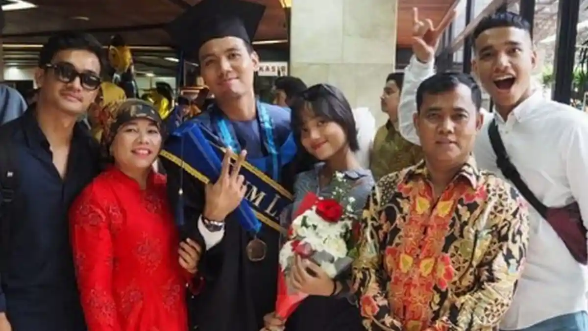 Tak Banyak Dikenal, Sosok Kakak Fuji Ternyata Bukan Kaleng-Kaleng, Faisal Kuak Gelar Cum Laude