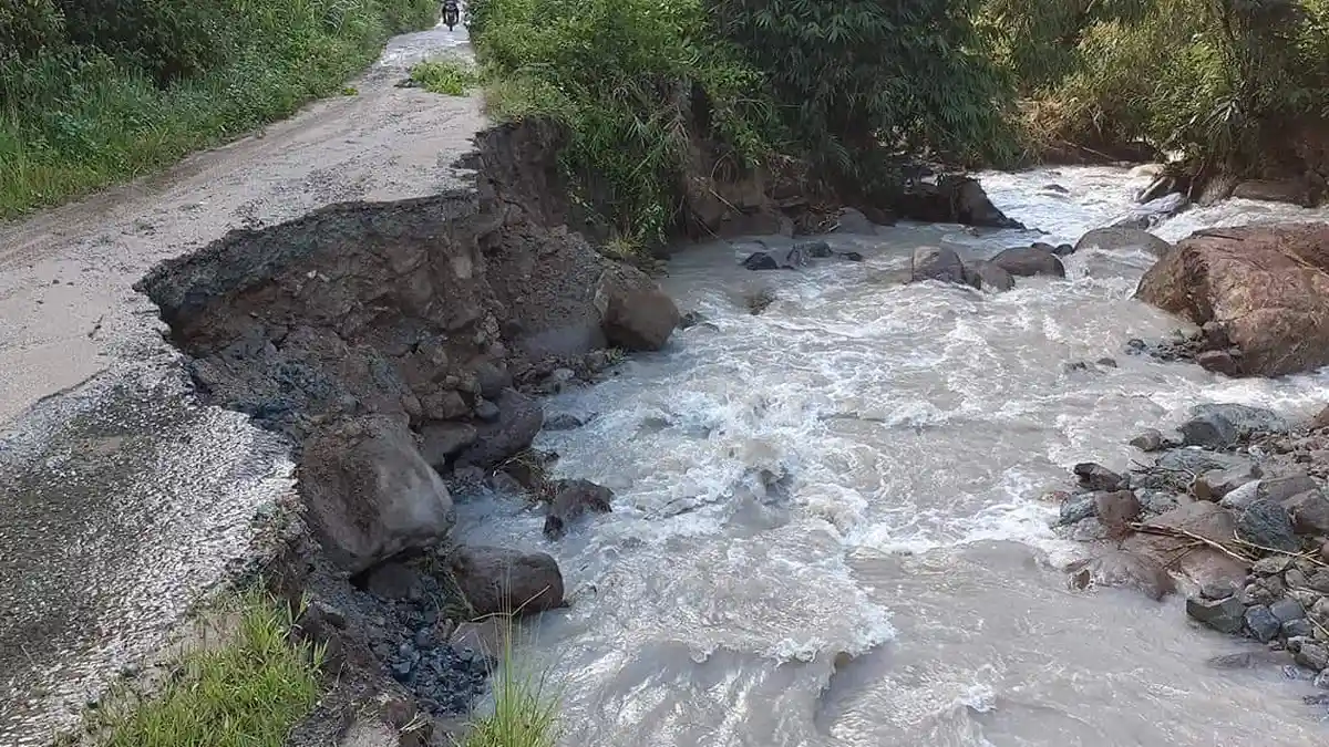 Pengendara Harus Hati-hati, Jalan Sungai Bermas Kerinci Nyaris Putus, Badan Jalan Ambrol
