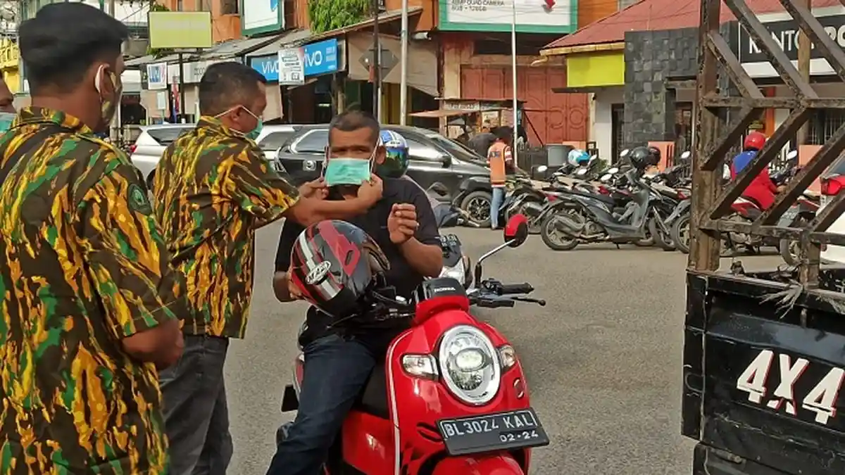 Cegah Corona, AMPG Aceh Bagi Masker ke Pengguna Jalan