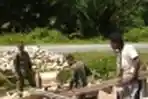 Prajurit TNI Bantu Warga Bangun Rumah di Pedalaman Papua