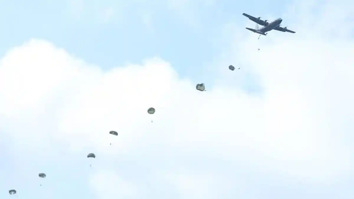Pasukan Elite TNI PPRC Kostrad Unjuk Kekuatan di Langit Papua, Warga Antusias, Ini Foto-fotonya