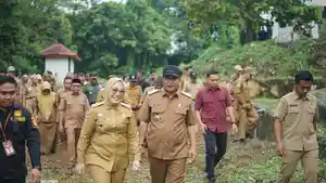 Pj-Gubernur-Sulbar-Bahtiar-baharuddin-berjalan-bersama-Bupati-Mamuju-Sutinah-Suhardi.jpg