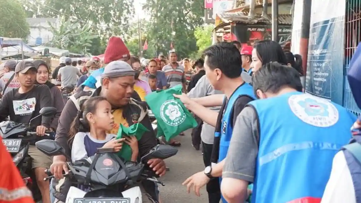 Bagikan Takjil di Tegal Alur, Upaya PSMTI Tingkatkan Putaran Roda Ekonomi Masyarakat Kecil
