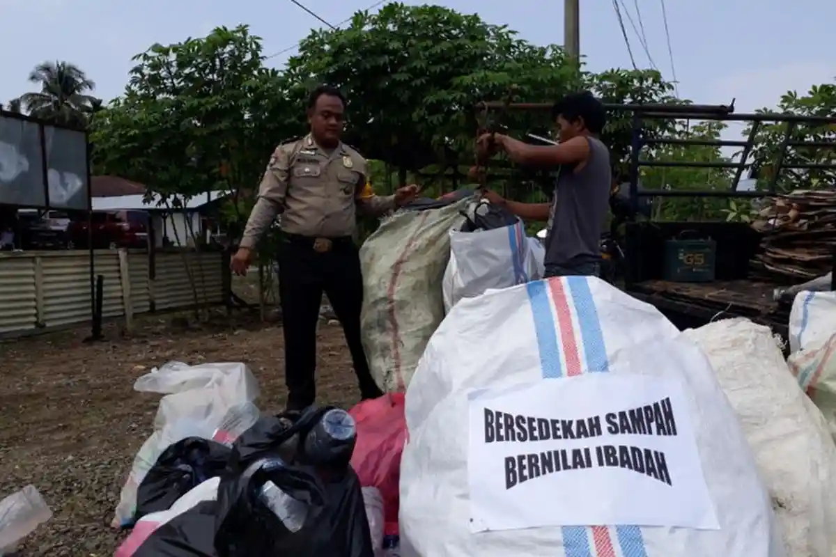 Kisah Aipda Mulyadi yang Membantu Warga Miskin Dengan Menjual Sampah