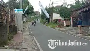 pemuda-berlari-mengejar-pemotor-sambil-berteriak-minta-tolong-di-Jalan-KH-Malik-Dalam-malang.jpg