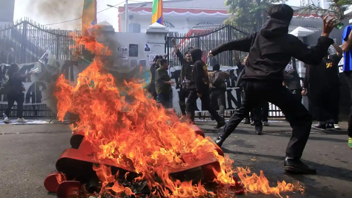 Demo Kawal UU Pilkada di DPRD Jabar Kembali Membara, Massa Bakar Ban Hingga Lemar Botol