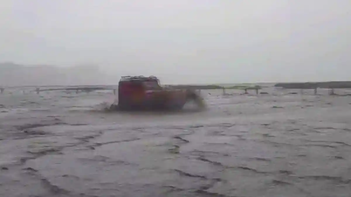 Dua Kendaraan Terjebak Banjir Saat Hujan Deras di Lautan Pasir Gunung Bromo