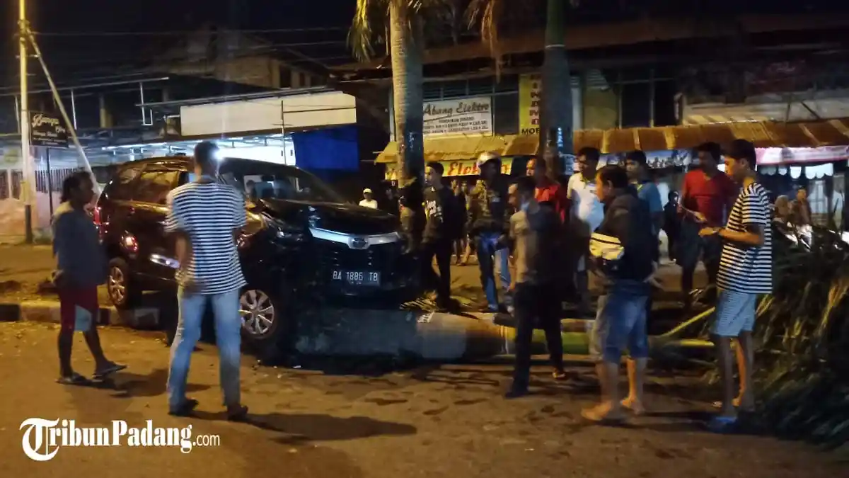 Avanza 'Panjat' Taman Pembatas Jalan di Simpang Ketaping Padang, Warga: Mobil dari Arah By Pass