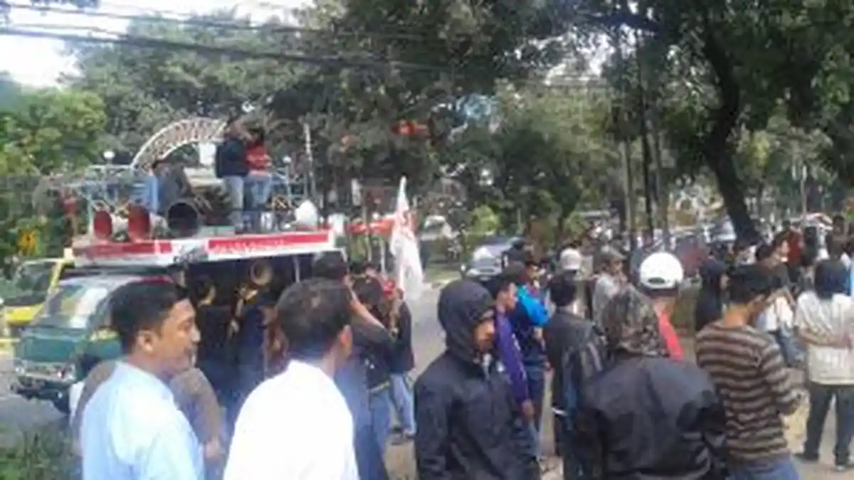 Demonstran Kejar Menpora Hingga Kantor Wapres