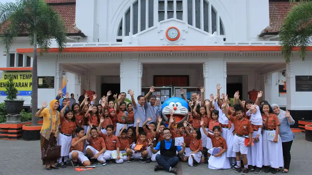 Lucunya Doraemon Brerkunjung ke Kantor Pos