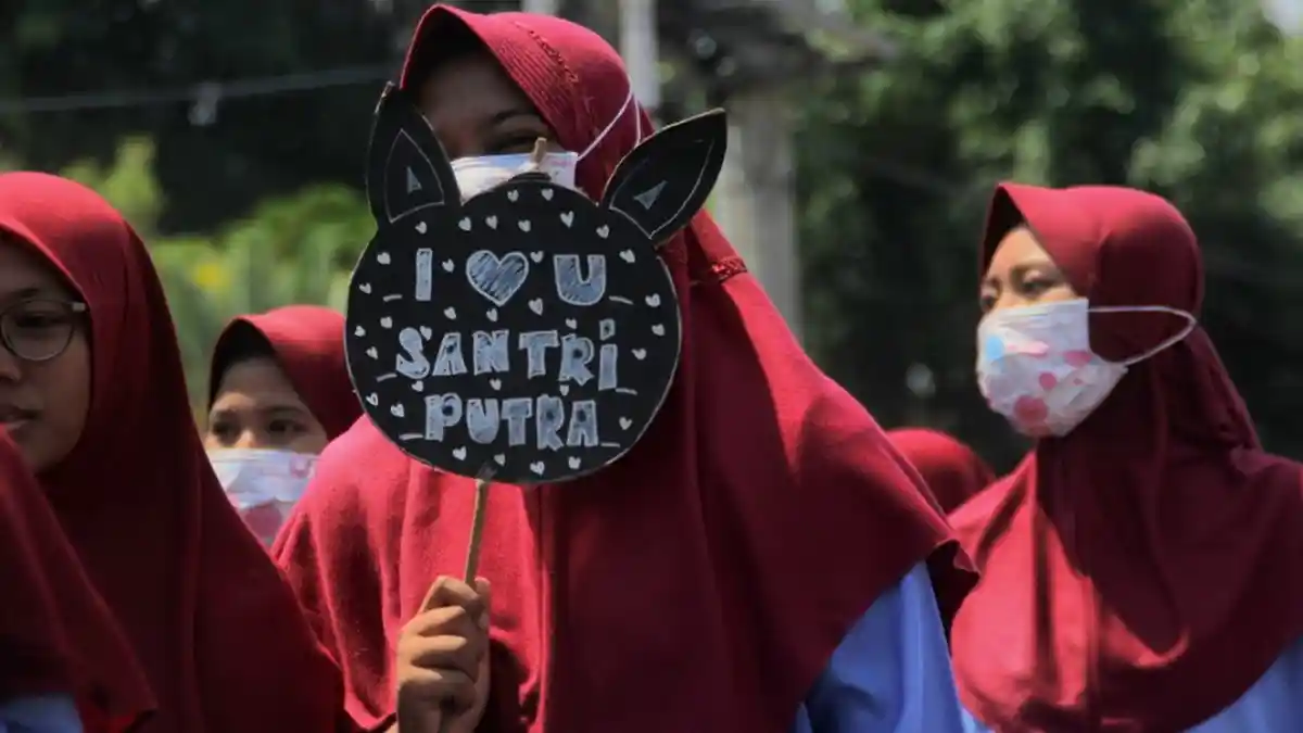 Deretan Tulisan Kekinian Santri Putri Dalam Kirab Hari Santri Nasional 2019 di Pekalongan