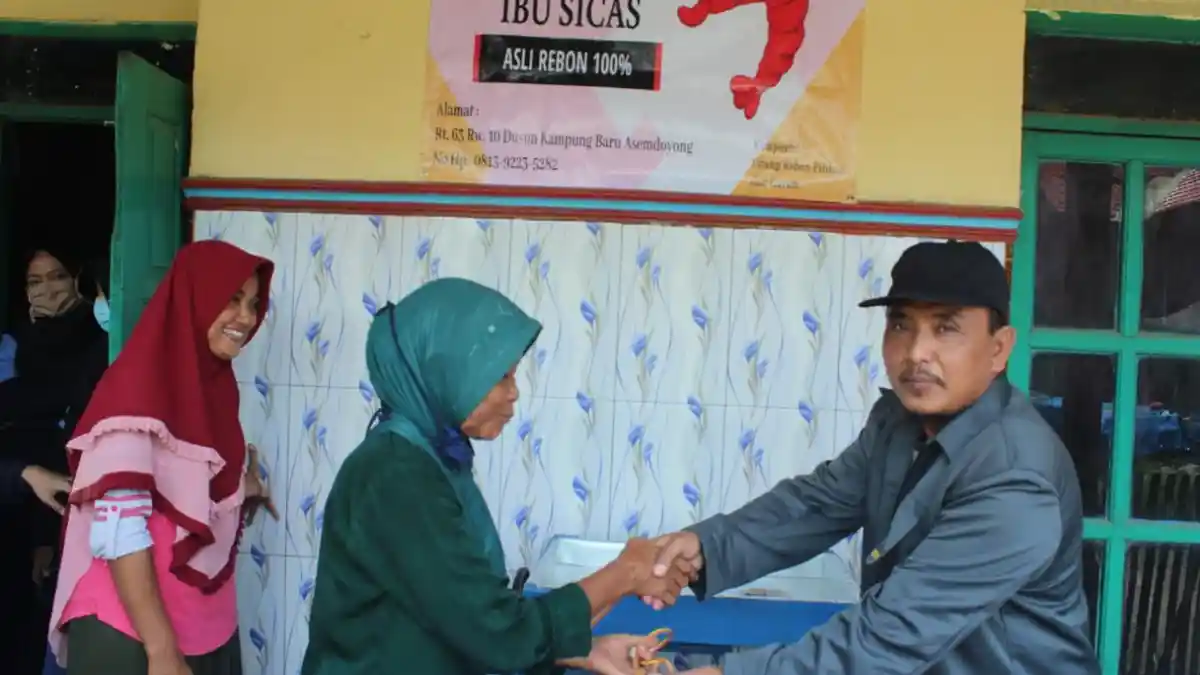 Tingkatkan Produktivitas UMKM, Mahasiswa KKN UIN Walisongo Beri Mesin Giling Rebon Rakitan Sendiri