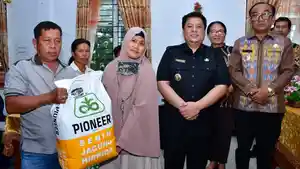 salurkan-bantuan-bibit-jagung-yang-bersumber-dari-Pemprovsu-kepada-kelompok-tani.jpg