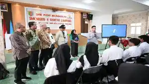 Gibran-Tinjau-Kelas-Migran-Vokasi-di-Lampung.jpg