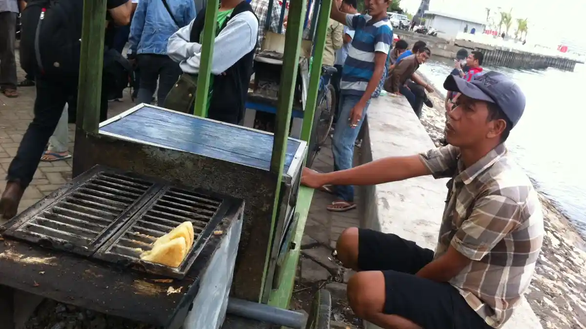 Sebelum   Berangkat  ke  Bandara JK Sarapan Baroncong di Pantai Losari
