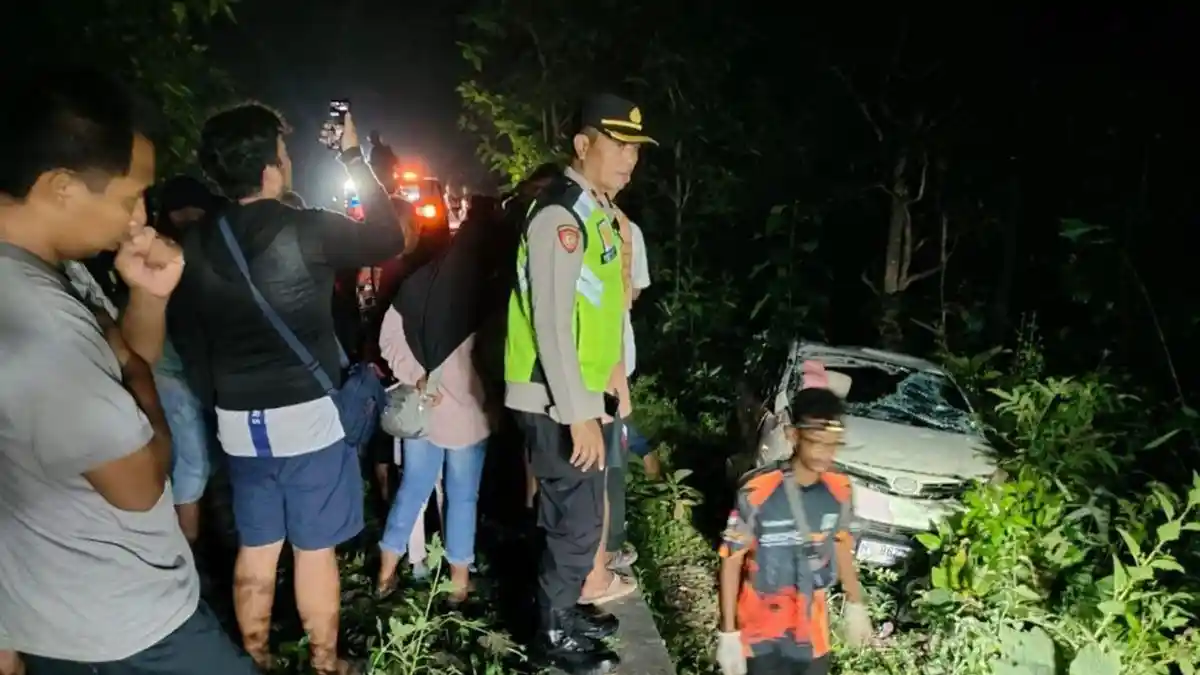 Xenia Nyemplung Jurang, Sopir Tewas di TKP Kecelakaan, 2 Penumpang Terluka