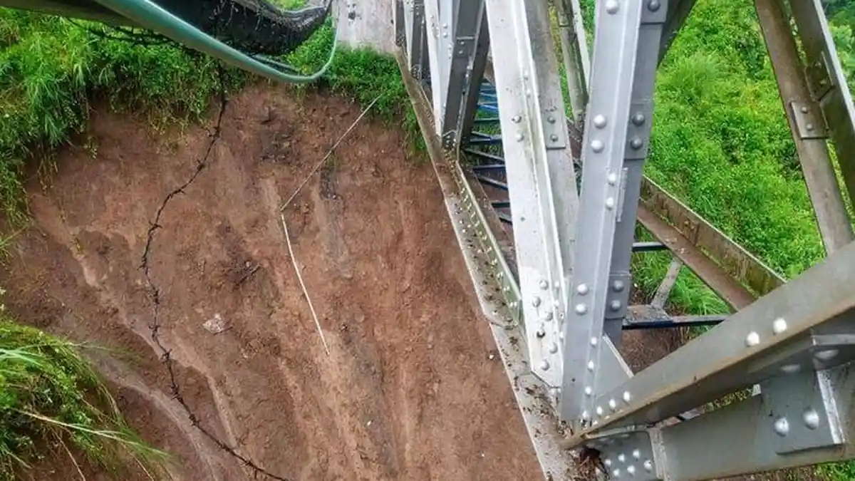 Rel Kereta Api di Bandung Barat Tergerus Longsor Imbas Hujan Deras, 5 Perjalanan Kereta Terganggu