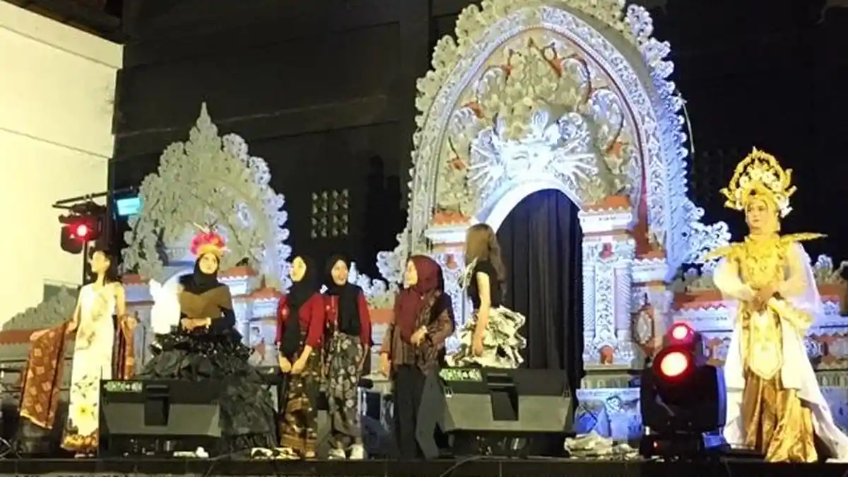 Gaun Daur Ulang Curi Perhatian di Pagelaran Budaya Sanggar KUAS SMAN 2 Palu