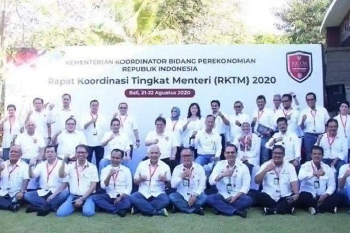 DPR SAMPAI RESAH! Foto Menteri-menteri Tanpa Masker dan Tak Berjarak di Bali Ini Viral, Siapa Saja?