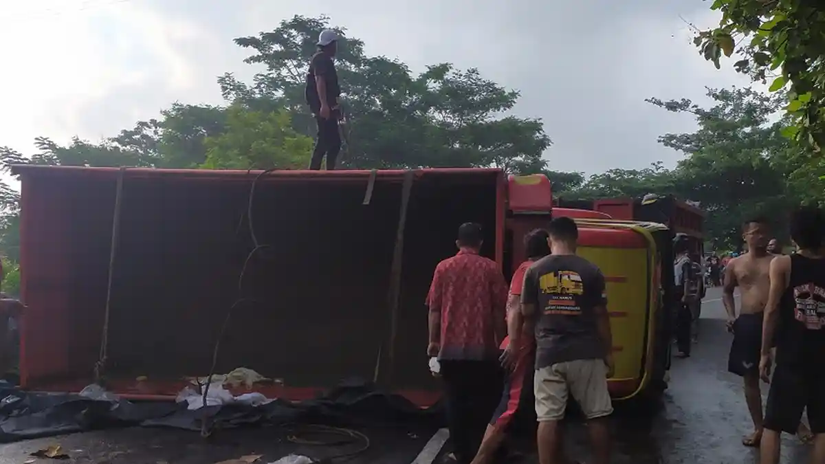 Kronologi Kecelakaan Truk Terguling di Tanjakan Kalipancur Semarang