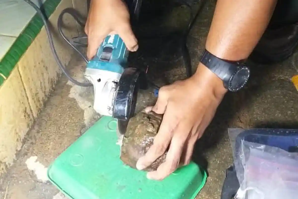 Batu Meteor yang Jatuh di Lampung Tengah Direndam Air, Peneliti Itera: Jangan Diminum!