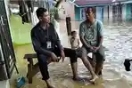 Reporter-Tribun-Jambi-Frengky-Widarta-bersama-Zulhendri-warga-RT-23-RW-09-Kelurahan-Jaya-Setia.jpg
