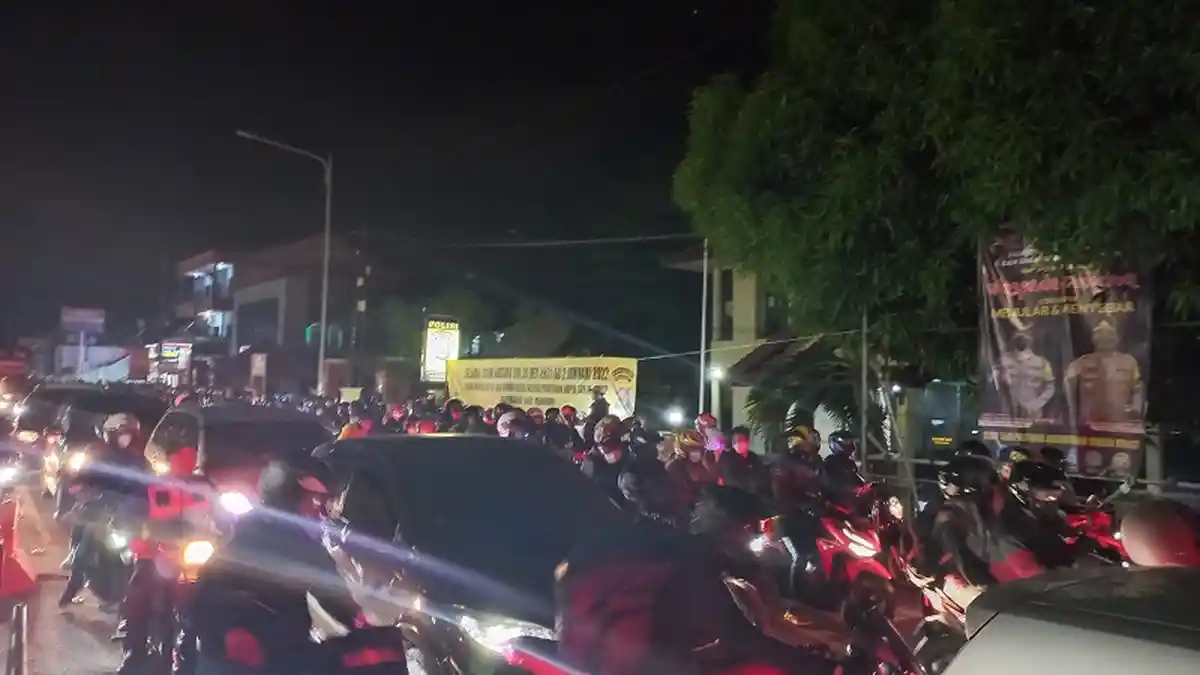 Jalan Arteri Menuju Pelabuhan Merak Macet, Pemudik Pilih Sahur di Pinggir Jalan