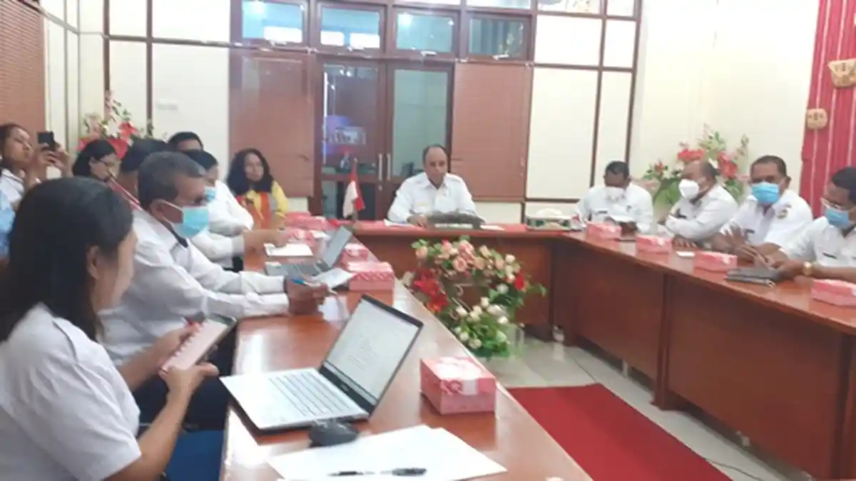 Bupati Yohanis Dade,  Keterbatasan Ekonomi Dan Akses Internet, Sumba Barat Hal  Ini Jadi Kendala