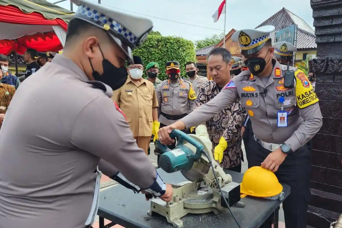 Polisi Hancurkan Ribuan Botol Miras dan Puluhan Knalpot Brong Jelang Nataru di Kota Blitar