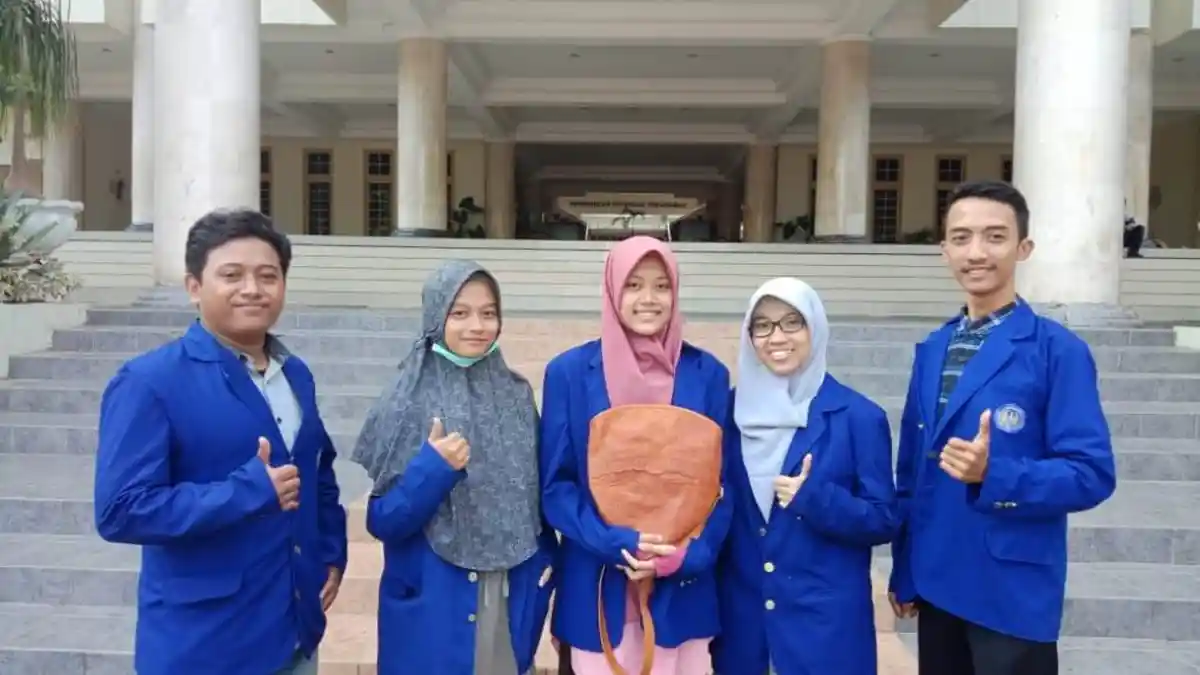 Mahasiswa UNY Kembangkan Topeng Panji Batik Jadi Tas Ransel Kulit