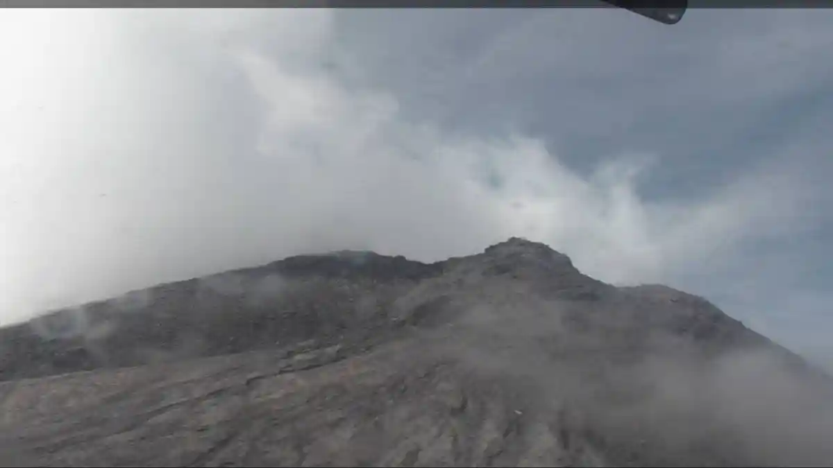 Penampakan Terkini Puncak Gunung Merapi dari BPPTKG Seusai Meletus hingga Tinggi 6.000 Meter