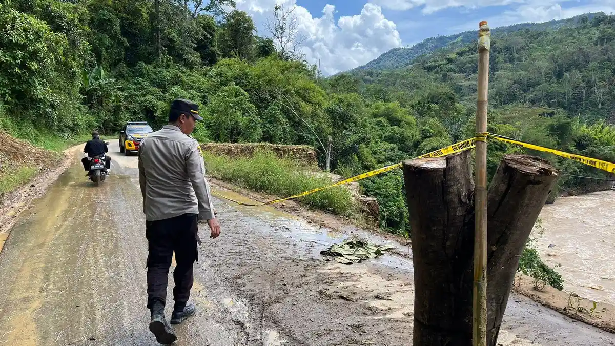 Ruas Jalan Lintas Curup-Lebong Bengkulu yang Amblas Berpotensi Putus Total