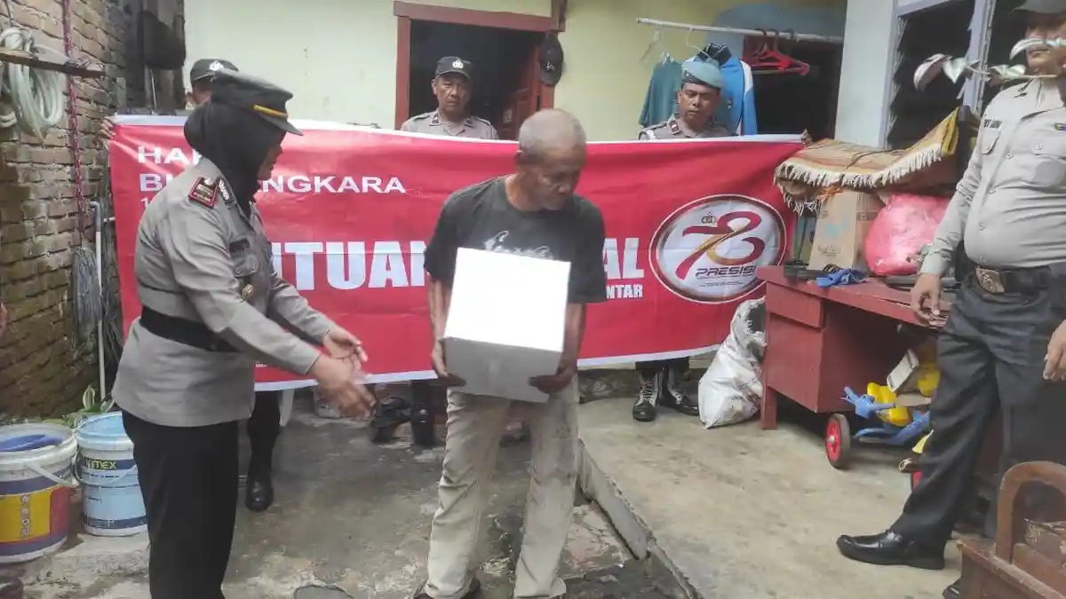 Warga Kurang Mampu Terima Berkah Semarak Bhayangkara ke-78 dari Polsek Siantar Barat