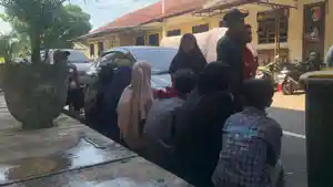 Sejumlah-keluarga-korban-memenuhi-panggilan-Mapolres-Cianjur-Jumat-2172023.jpg
