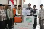 Prof-Nasaruddin-saat-menyerahkan-bantuan-senilai-Rp-37-miliar-ke-Pemerintah-Aceh.jpg