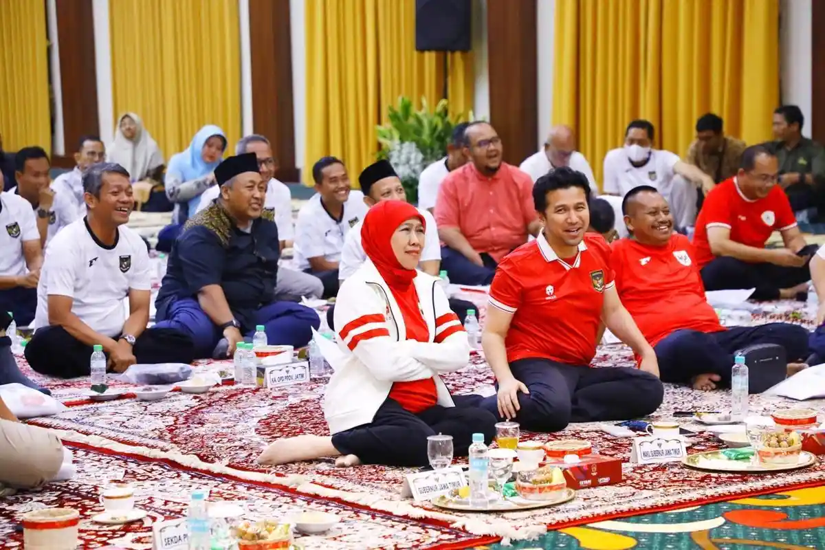 Gubernur Khofifah Nobar Timnas Bareng Pemred Tribun Jatim Network, Perkuat Sinergi Pers dan Pemprov