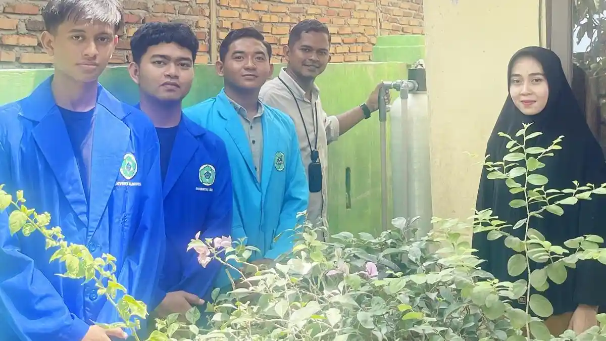 Air Keruh, Tim PKM Unsam Langsa Bantu Filter Air Bersih ke Polindes Terdampak Banjir di Aceh Tamiang