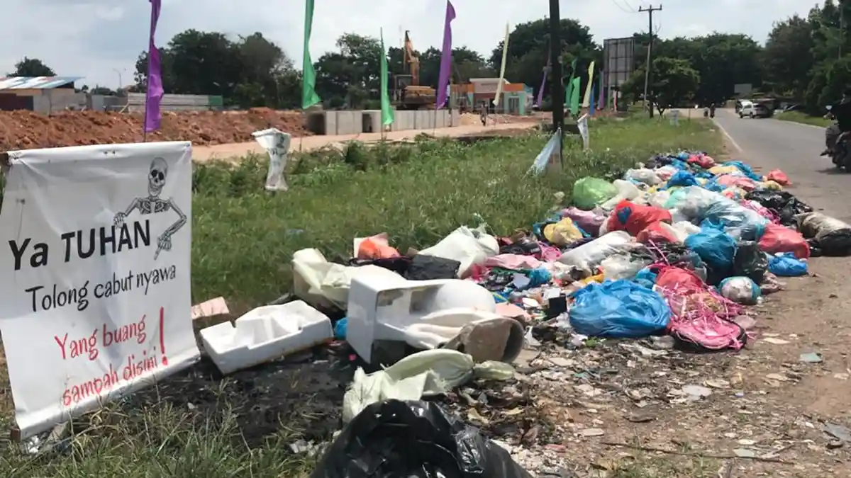 Baliho Nyeleneh di Kaveling Baru Sagulung Bagi Warga Batam Buang Sampah Sembarang