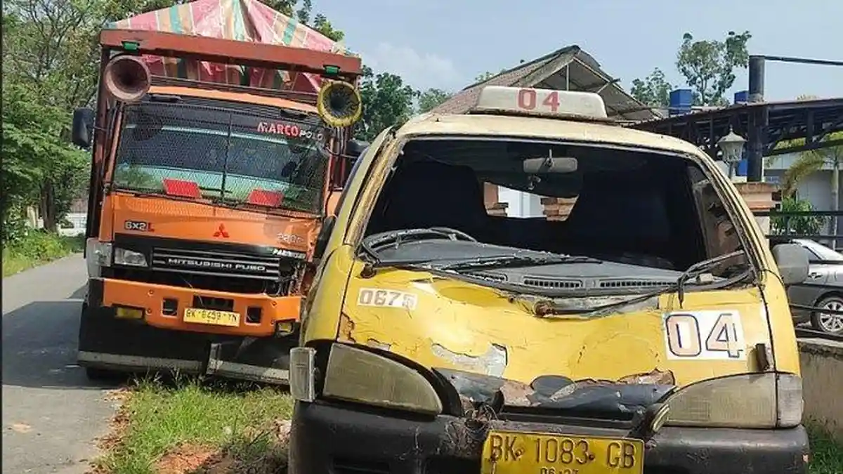 Kecelakaan Maut, 1 Penumpang Angkot Tewas Ditabrak Truk, Korban dan Mobil Terhempas 5 Meter