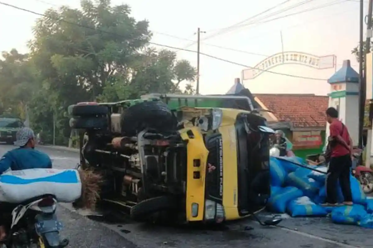 Kecelakaan di Sampang, Truk Terguling hingga Muatan Garam Tumpah ke Jalan, Lalu Lintas Tersendat