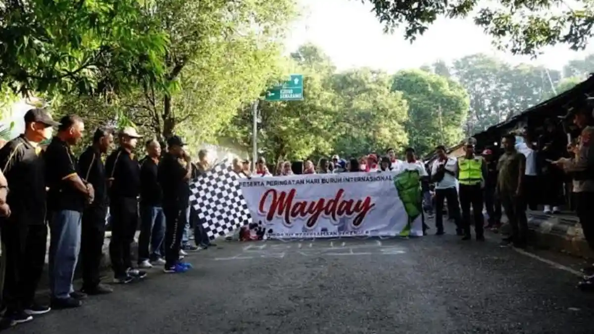 Peringati May Day 2023, Pemkab Pati Jalan Sehat Bareng Buruh dan Pengusaha