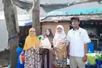 Nur-Azizah-Tamhid-terima-bingkisan-dari-sedekah-bank-sampah.jpg